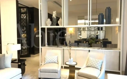 Ruang keluarga elegan dengan sofa dan dekorasi mewah di Apartemen Regent Residence Jakarta