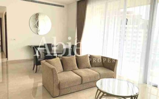 Ruang keluarga modern di the Pakubuwono Spring dengan sofa elegan