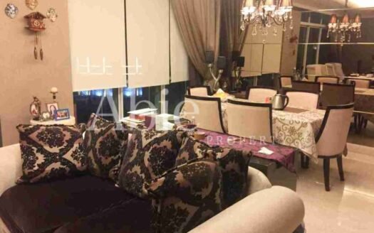 Ruang makan elegan di Apartemen The Pakubuwono View, dengan desain modern dan pencahayaan alami.