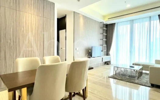 Pemandangan samping ruang makan dengan desain luas dan dekorasi elegan di Lavie All Suites