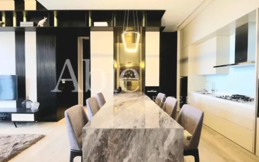 Area makan modern di Lavie All Suites dengan meja marmer elegan dan kursi bergaya