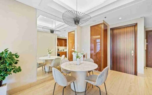 Area makan modern di South Hills dengan meja marmer bulat, kursi abu-abu, dan dekorasi kayu yang elegan