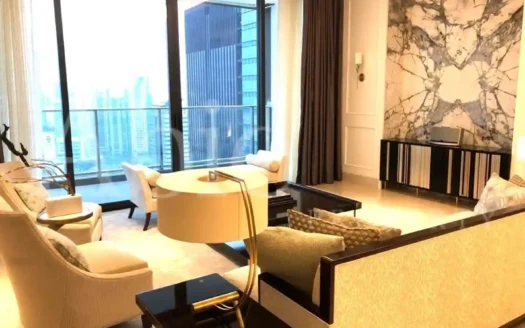 Ruang santai mewah dengan dinding marmer dan balkon menghadap gedung pencakar langit Jakarta di regent residence jakarta