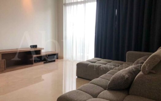 Ruang tamu elegan dan luas di Apartemen The Pakubuwono View 2 Bedroom, dengan desain modern dan suasana nyaman.