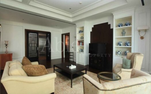 Ruang tamu luas unit 4 Bedroom di The Pakubuwono Signature, dengan pencahayaan alami dan akses langsung ke balkon.