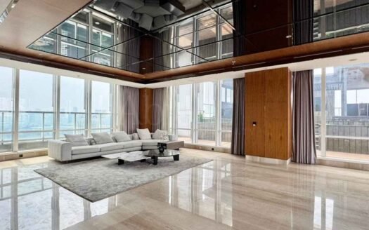 Ruang tengah luas di apartemen Providence Park dengan jendela besar dan pencahayaan alami.