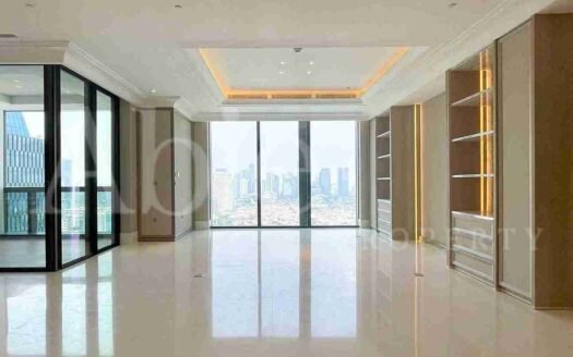 Ruang tengah luas dengan pencahayaan elegan dan view kota dari lantai tinggi di St Regis Jakarta