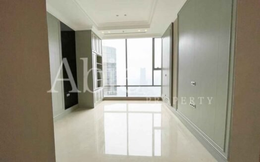 Kamar tidur luas dengan jendela besar dan pencahayaan alami di Raffles Residence Jakarta