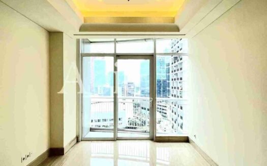 Kamar tidur luas dengan jendela besar dan pemandangan kota di Apartemen South Hills