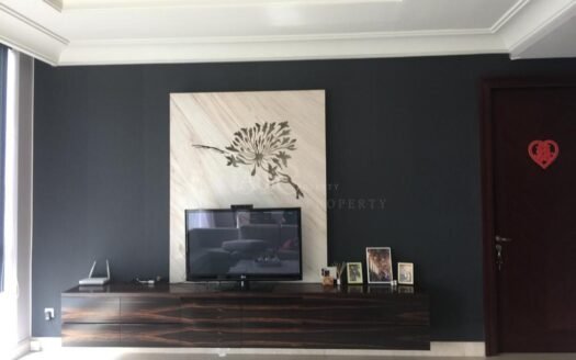 Ruang TV nyaman dengan dekorasi elegan di Apartemen The Pakubuwono View 2BR Fully Furnished unit 22021.