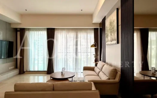 Ruang TV dengan sofa krem dan jendela besar di Fifty Seven Promenade