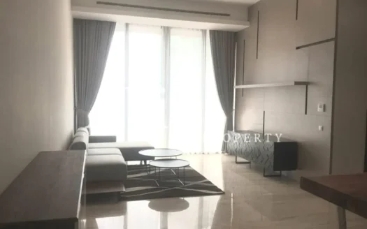 Ruang tamu modern di apartemen Lavie All Suites dengan sofa dan jendela besar