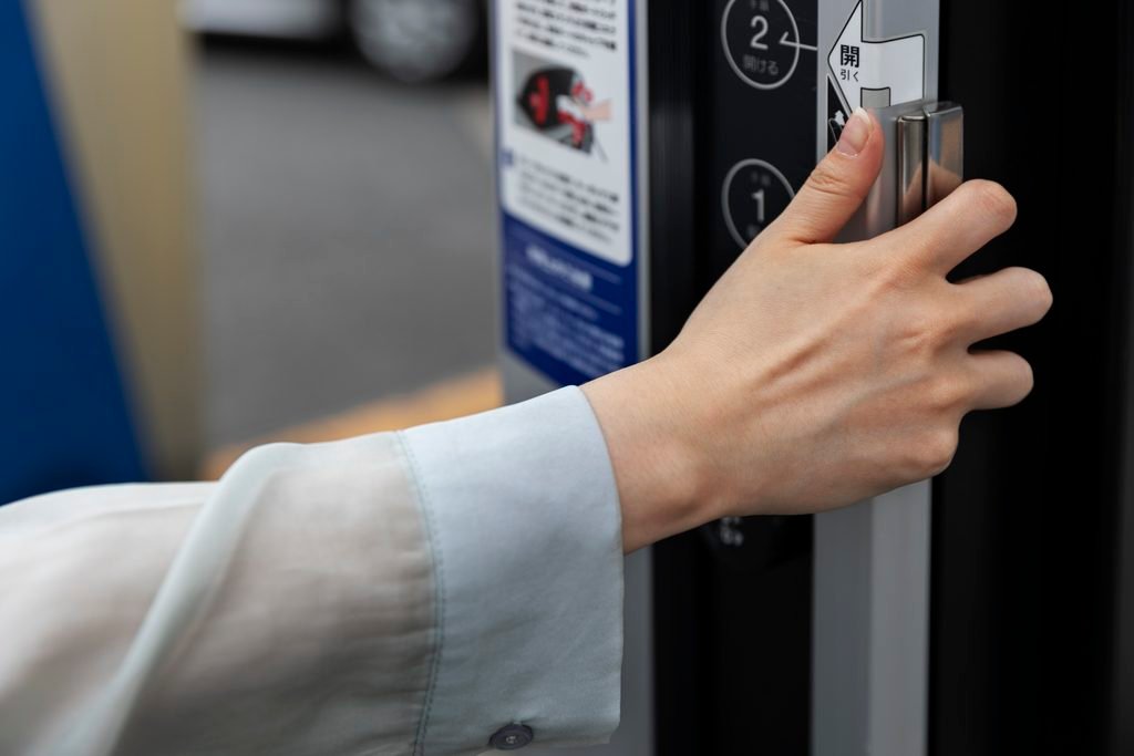 Akses private lift dengan card